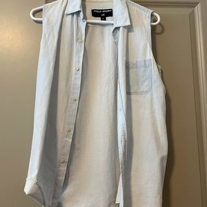 Bottom down shirt. Sleeveless.